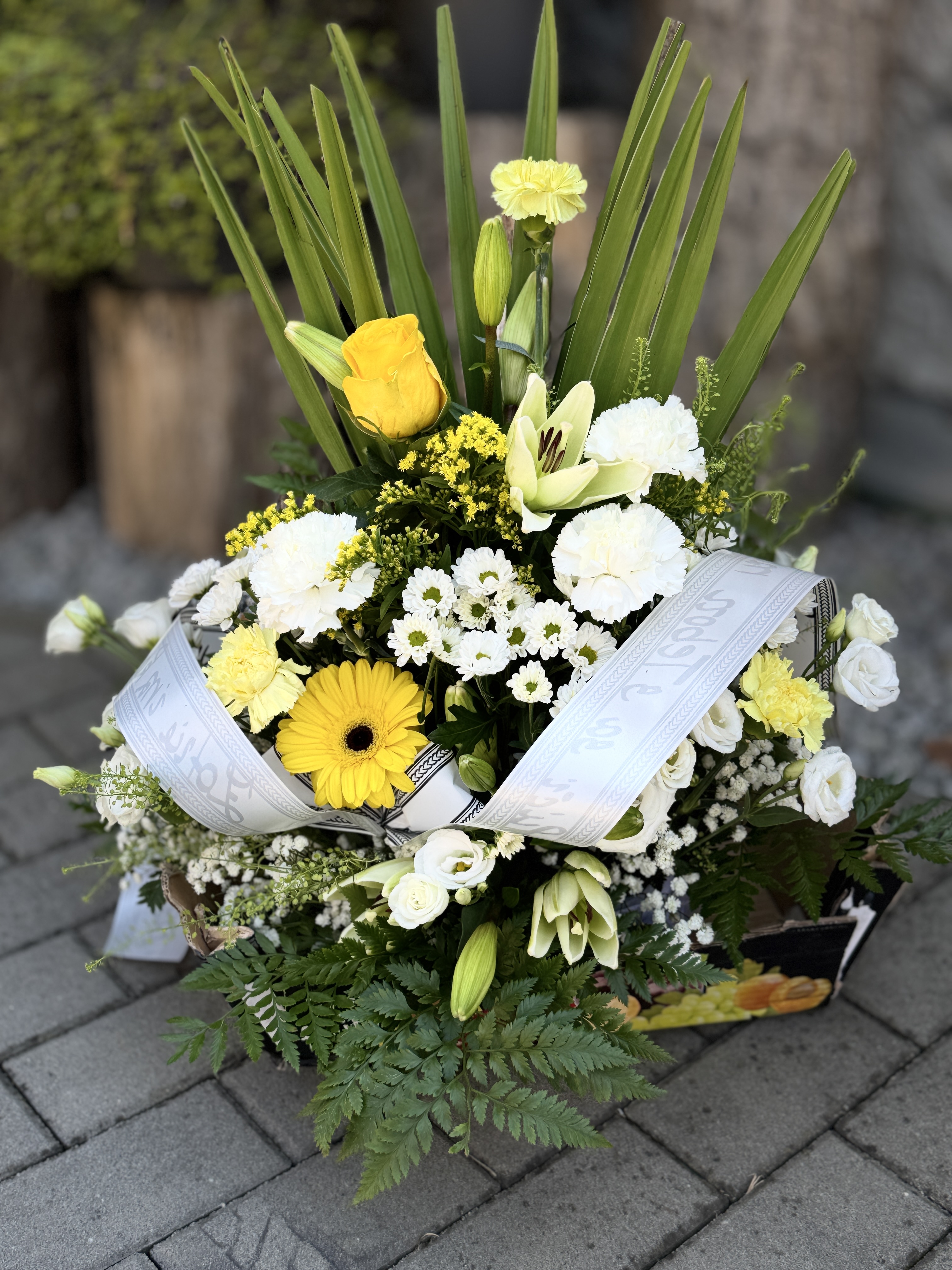 Veniec ruža žltá, gerbera, klinčeky